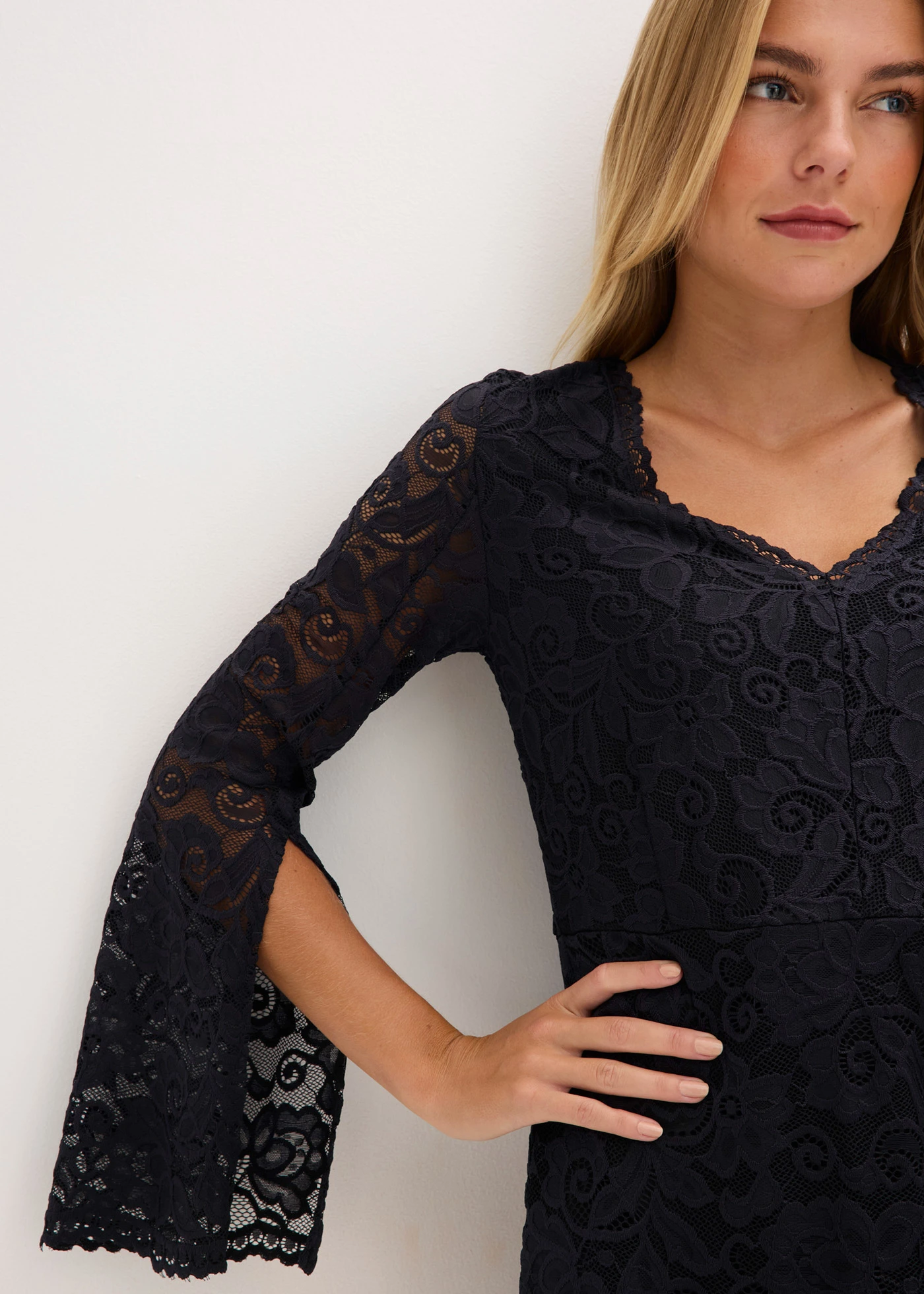 Robe à dentelle et manches trompette • noir • Boutique bonprix