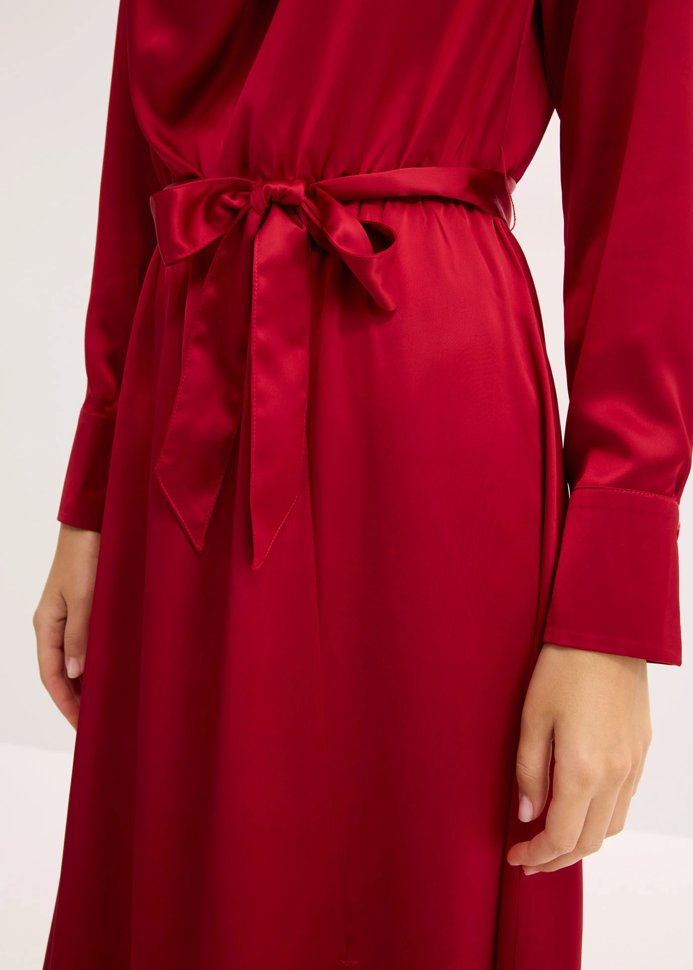 Robe midi en satin brillant • rouge piment • Boutique bonprix