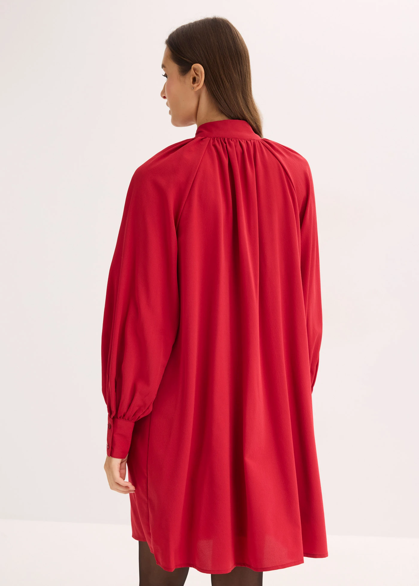 Robe-chemise à col lavallière • rouge piment • Boutique bonprix