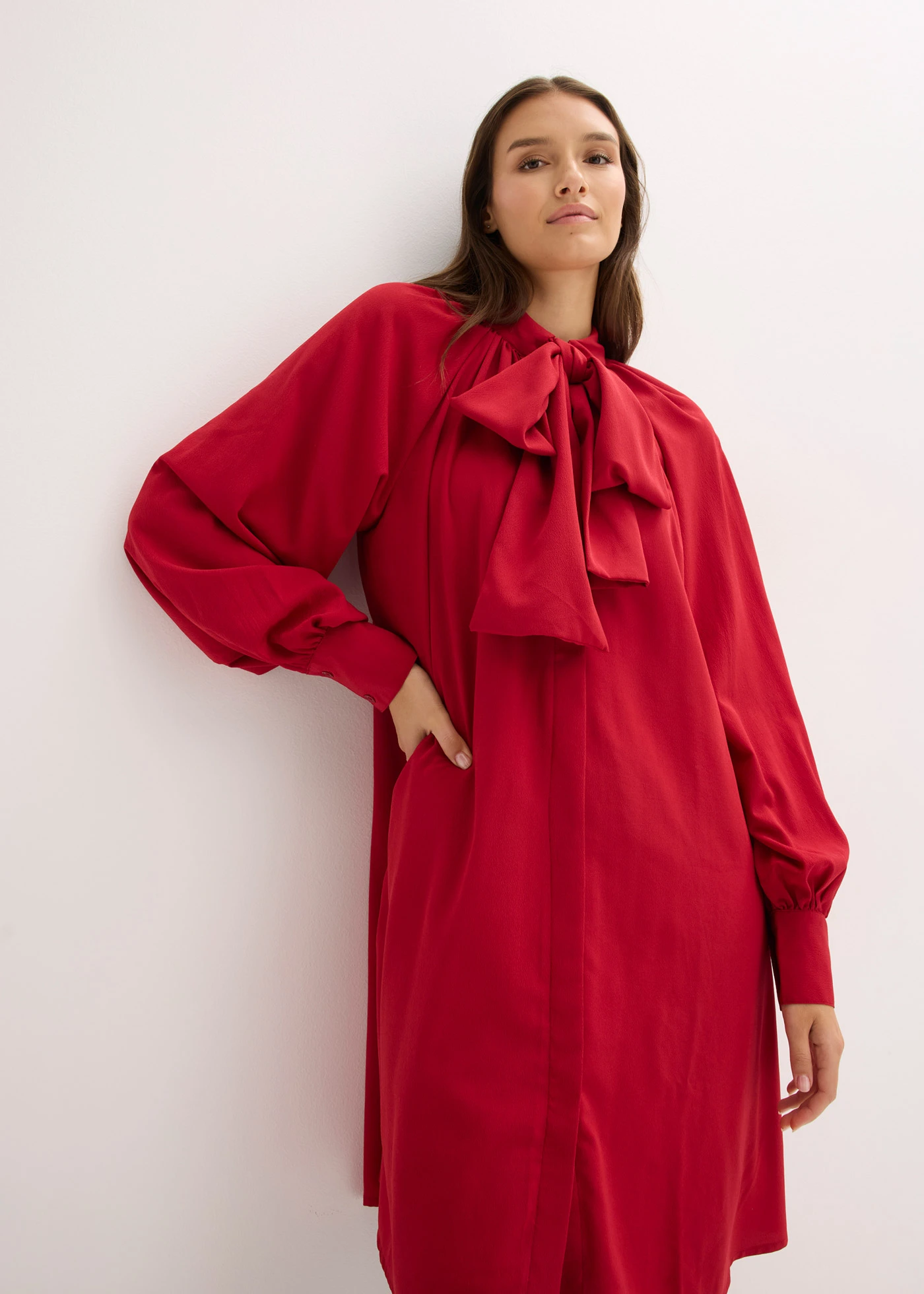 Rochie-bluză cu fundă la guler • roşu chili • magazin bonprix