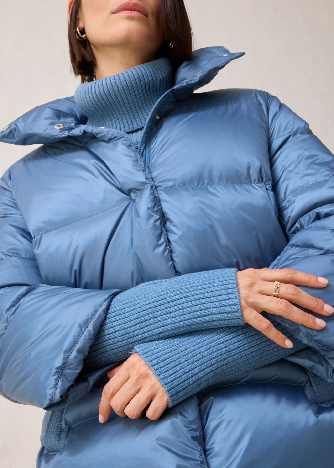 Kurtka puchowa z puchu z recyklingu, z rękawami z dzianiny • niebieskoszary • sklep bonprix