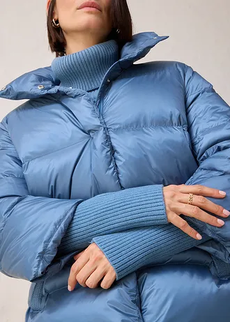 Páperová bunda s recyklovaným páperím a pletenými rukávmi • vlnovo modrá • obchod bonprix