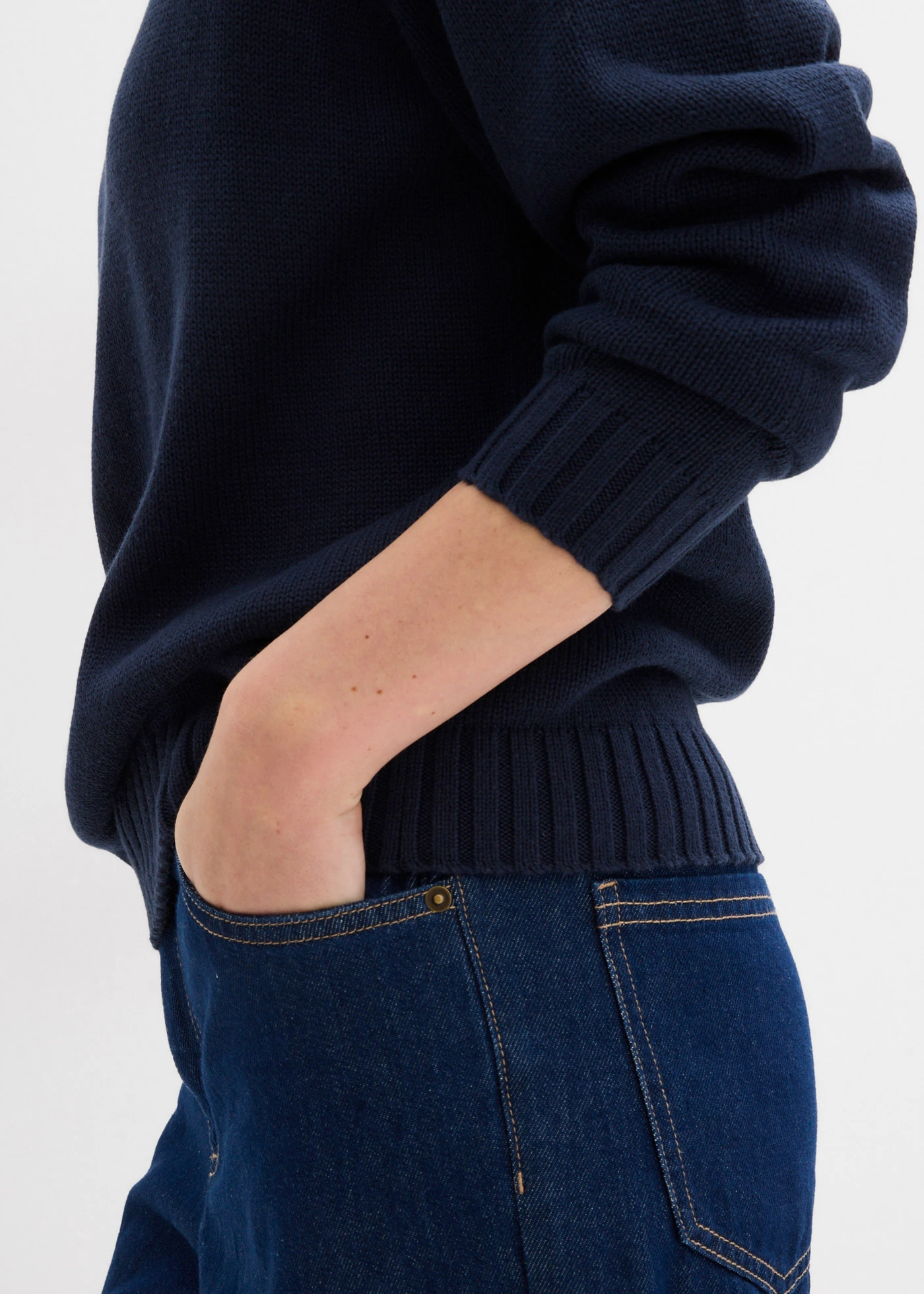 Sweter w asymetrycznym fasonie • ciemnoniebieski • sklep bonprix