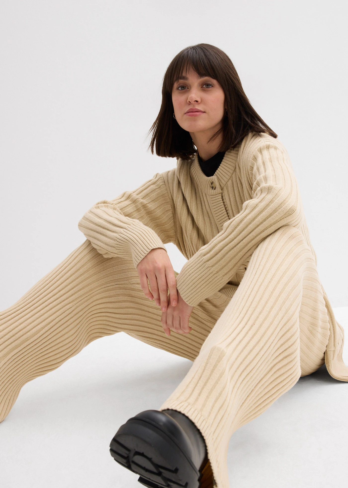 Spodnie z miekkiej mieszanki wiskozy • jasny piaskowy • sklep bonprix