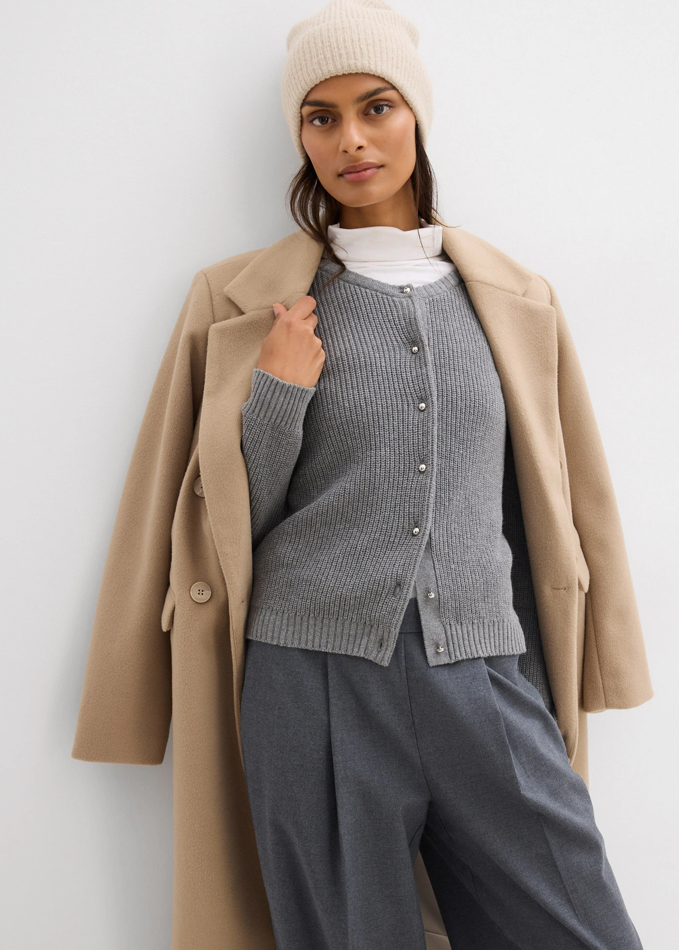 Gilet en maille avec boutons décoratifs • gris chiné • Boutique bonprix