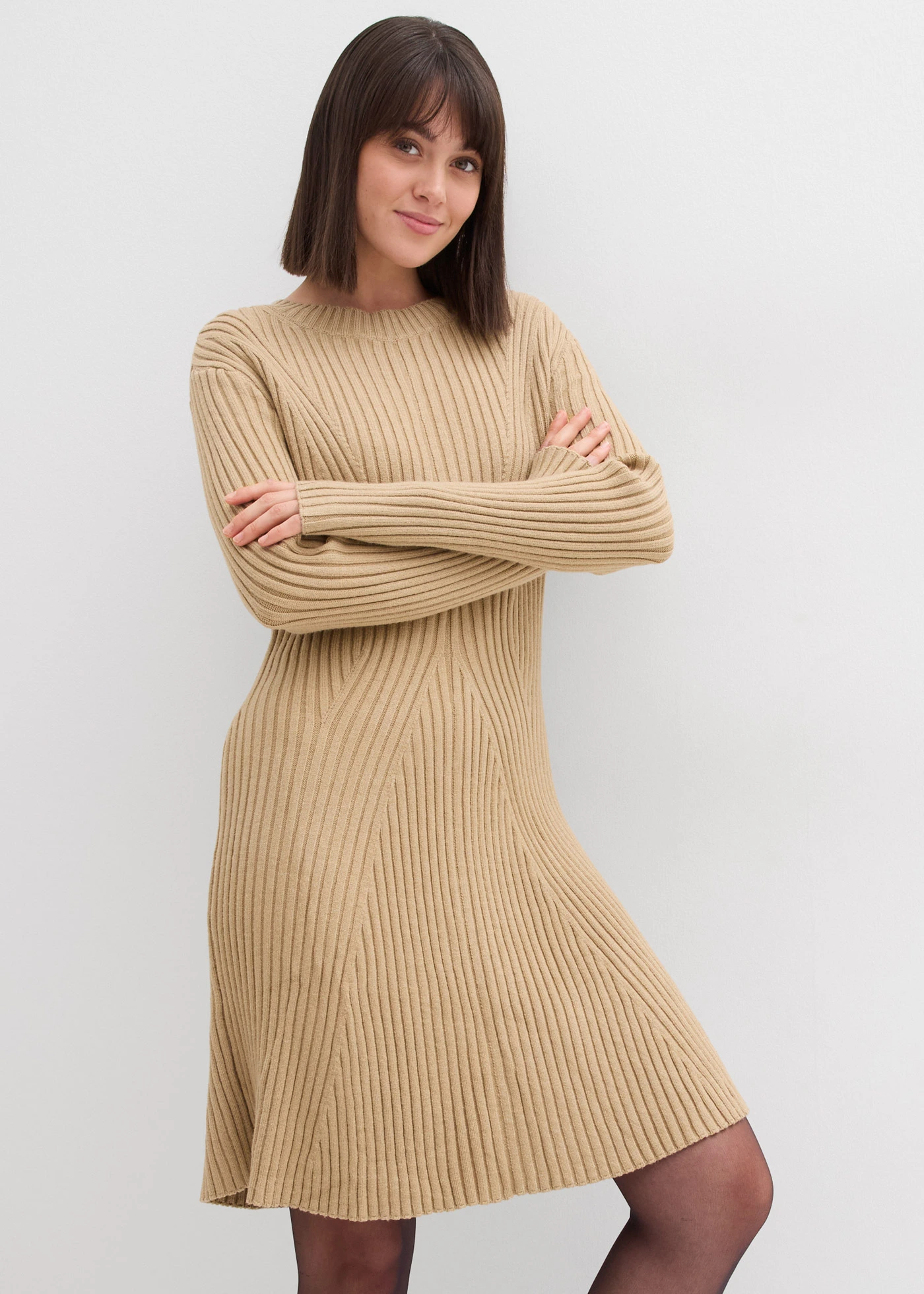 Rochie mini tricotată din amestec moale de viscoză • kaki deschis • magazin bonprix