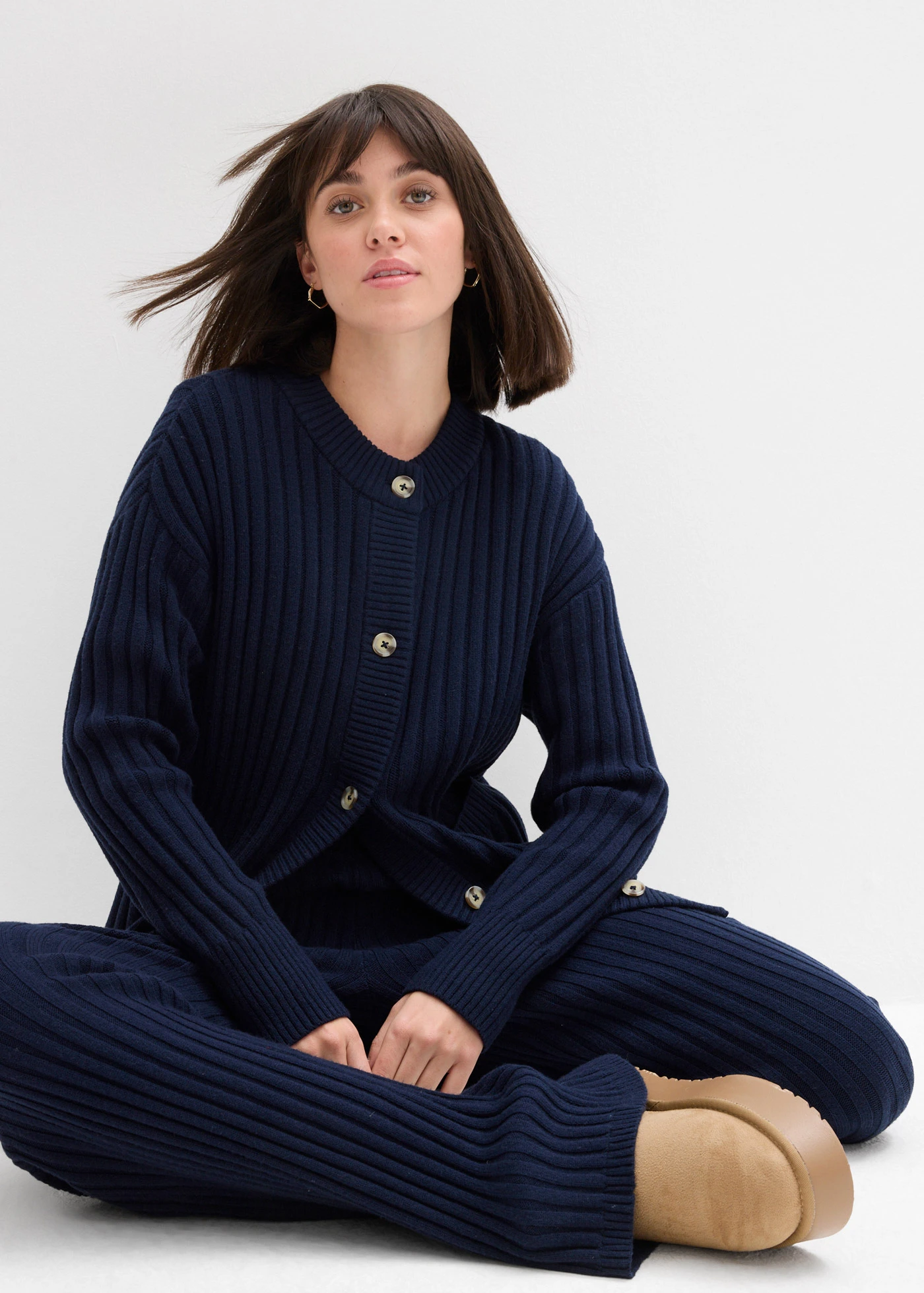 Jachetă tricotată din amestec moale de viscoză • bleumarin • magazin bonprix