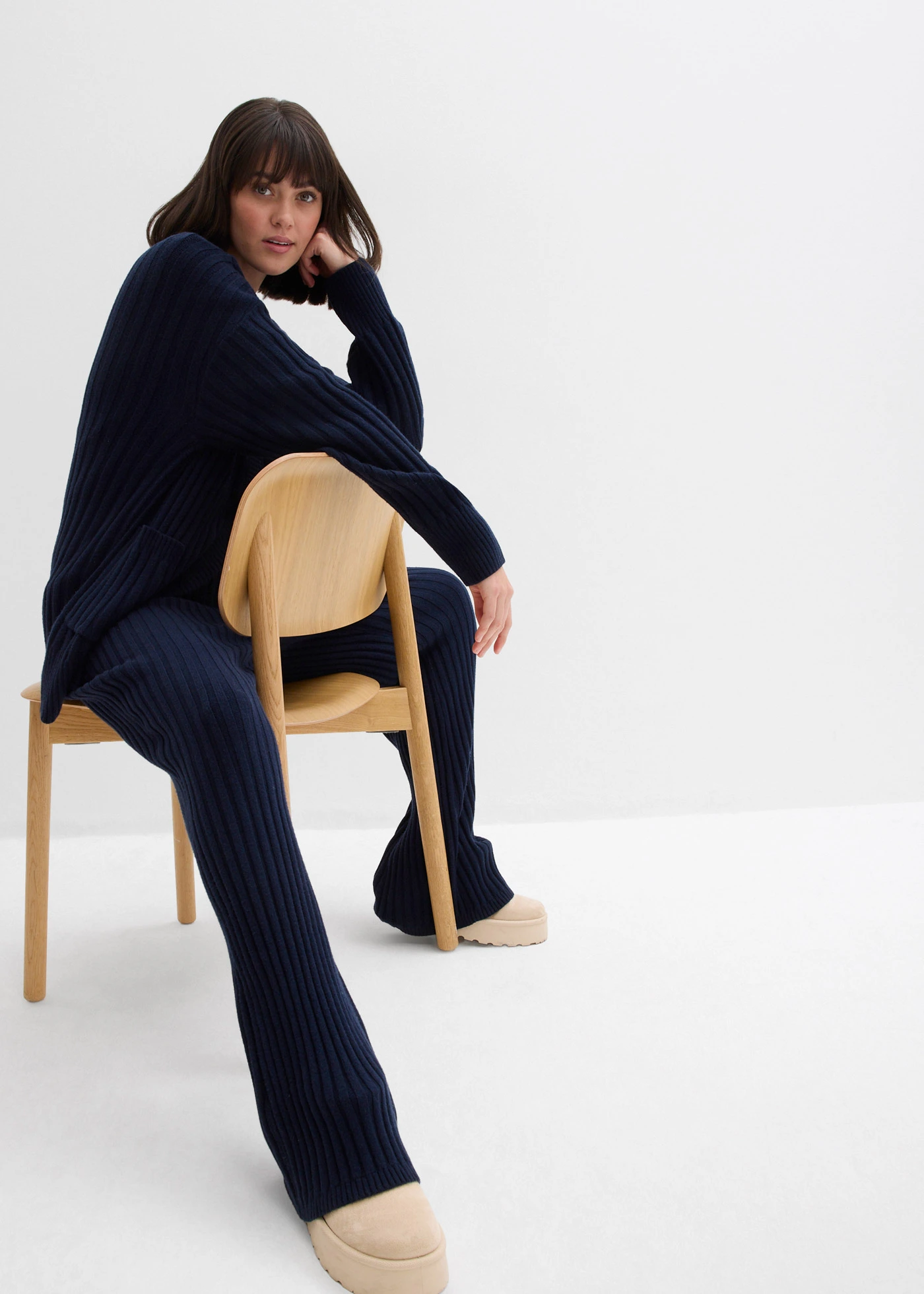 Pantaloni din tricot fin și moale cu viscoză • bleumarin • magazin bonprix