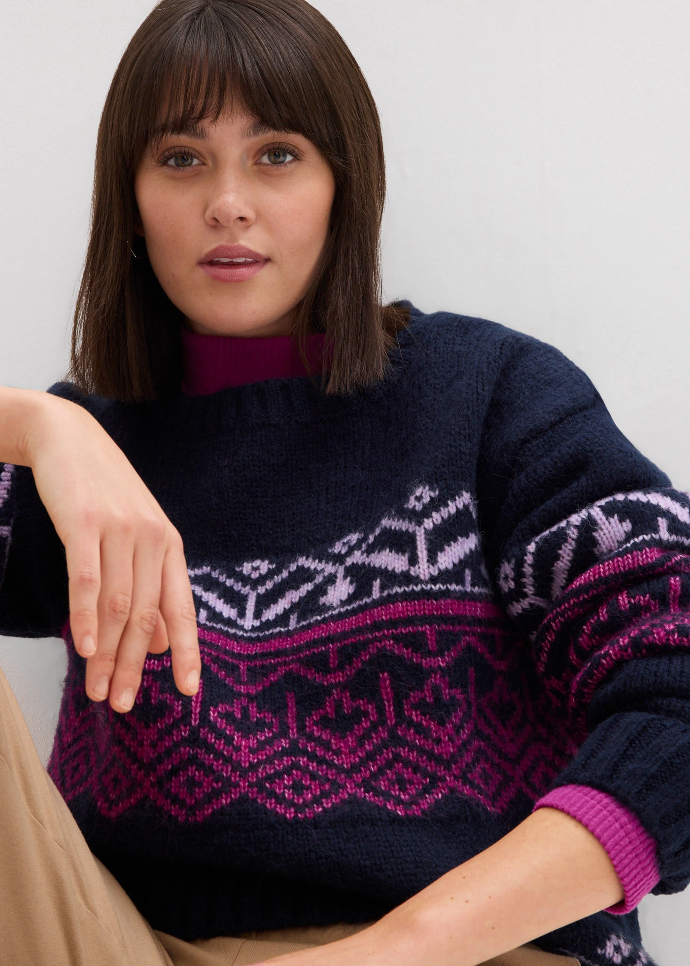 Sweter z norweskim wzorem • granatowy z nadrukiem • sklep bonprix