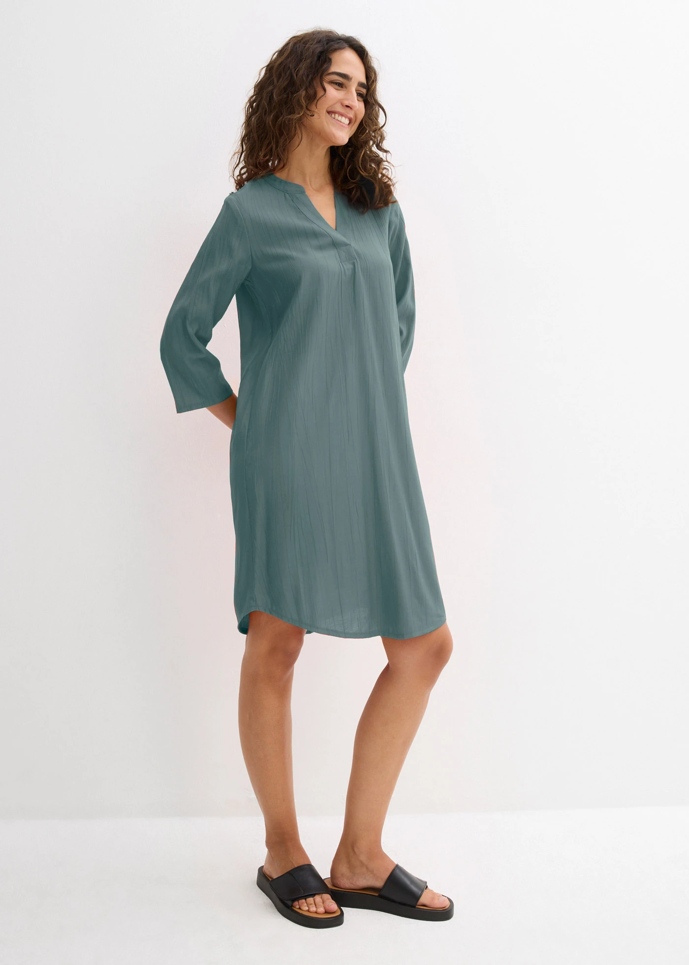 Robe-tunique texturée en viscose majoritaire • vert eucalyptus • Boutique bonprix