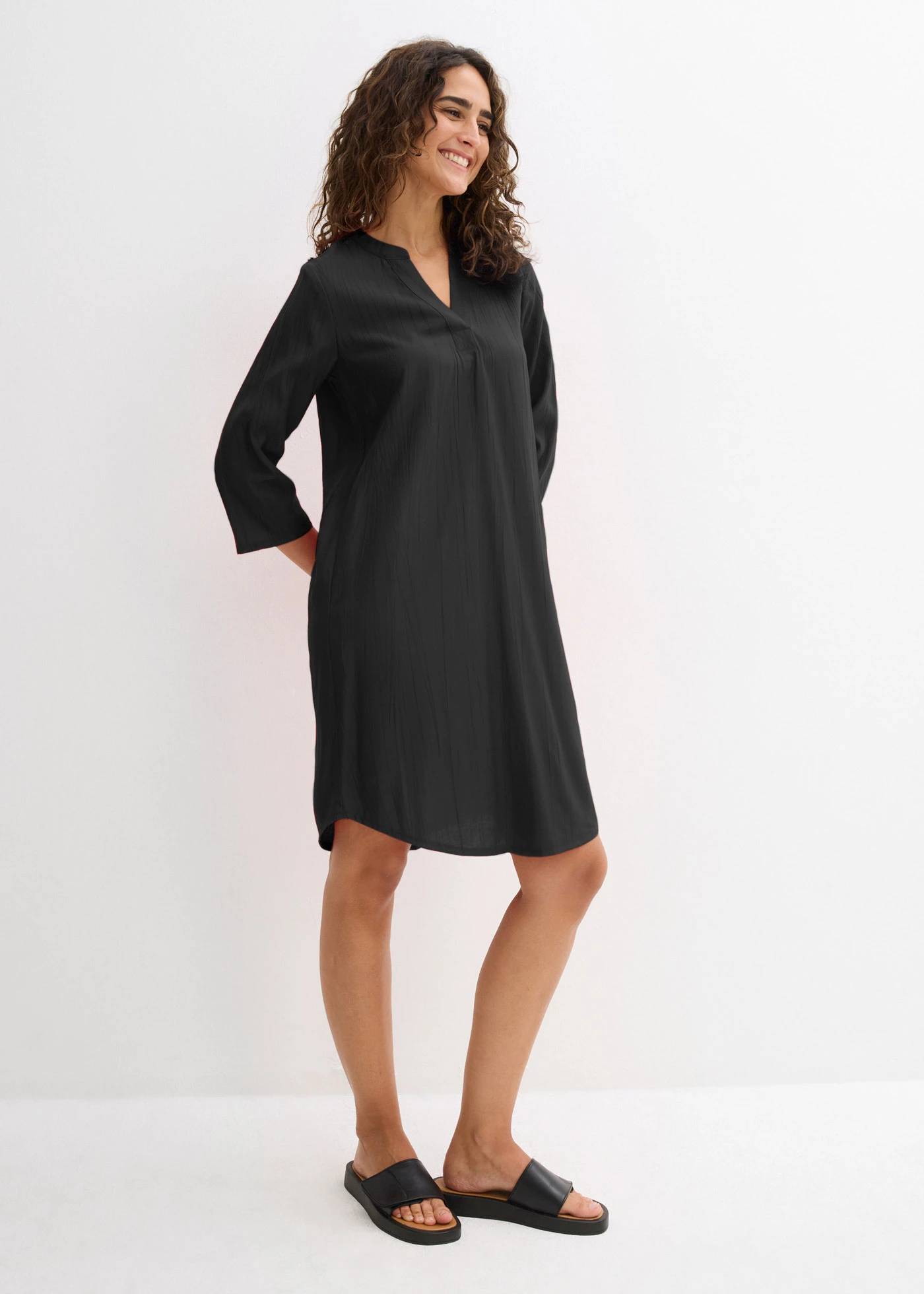 Robe-tunique texturée en viscose majoritaire • noir • Boutique bonprix