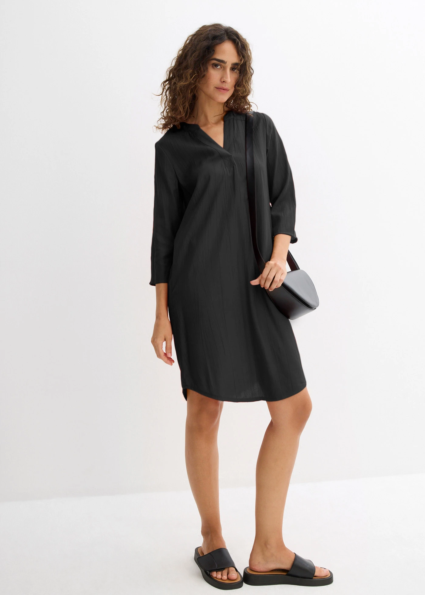 Robe-tunique texturée en viscose majoritaire • noir • Boutique bonprix