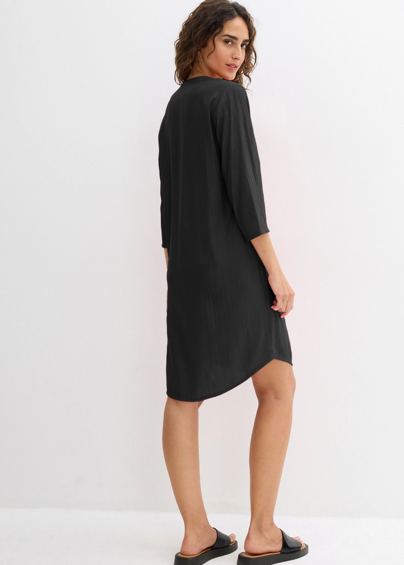 Robe-tunique texturée en viscose majoritaire • noir • Boutique bonprix