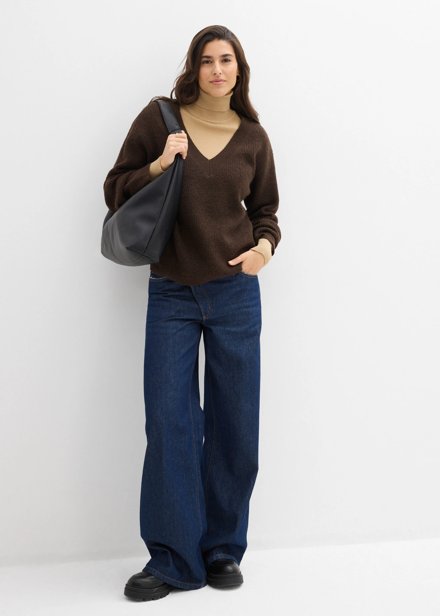 Pull en maille avec col V profond • marron foncé-noir chiné • Boutique bonprix