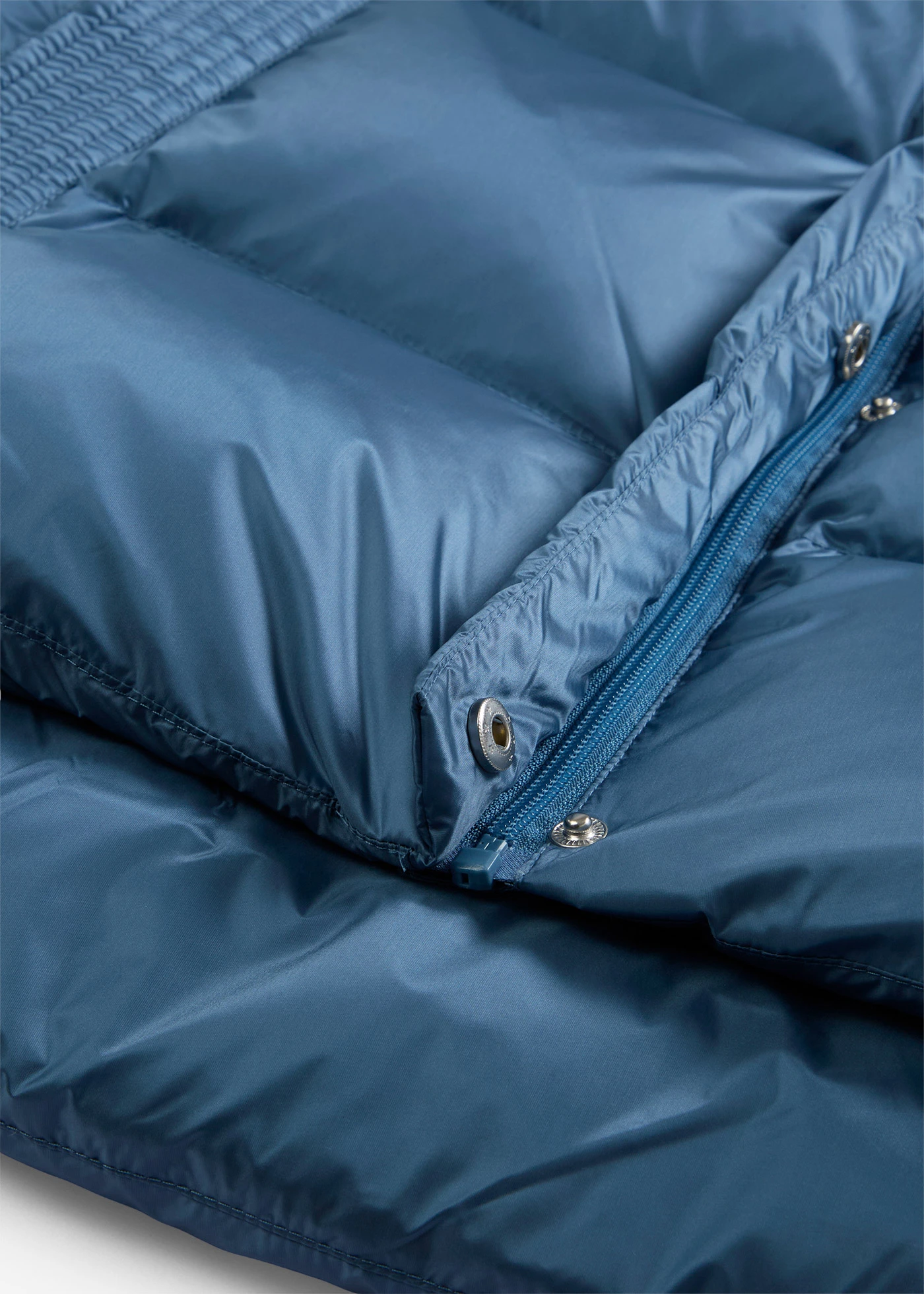 Páperová bunda s recyklovaným páperím a pletenými rukávmi • vlnovo modrá • obchod bonprix