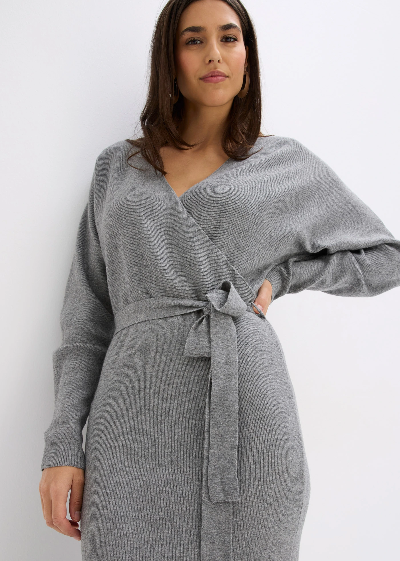 Robe fluide en maille de viscose mélangée • gris chiné • Boutique bonprix