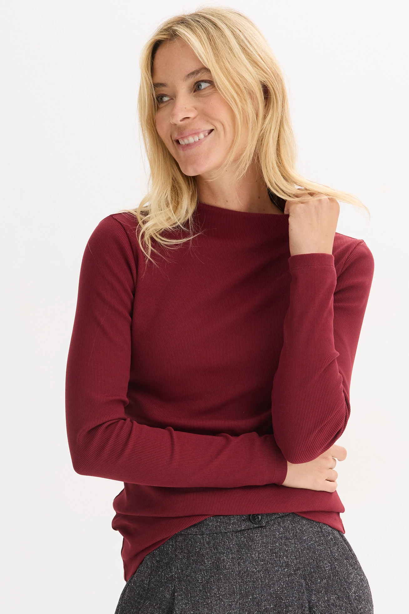 T-shirt manches longues en matière côtelée • rouge rubis • Boutique bonprix