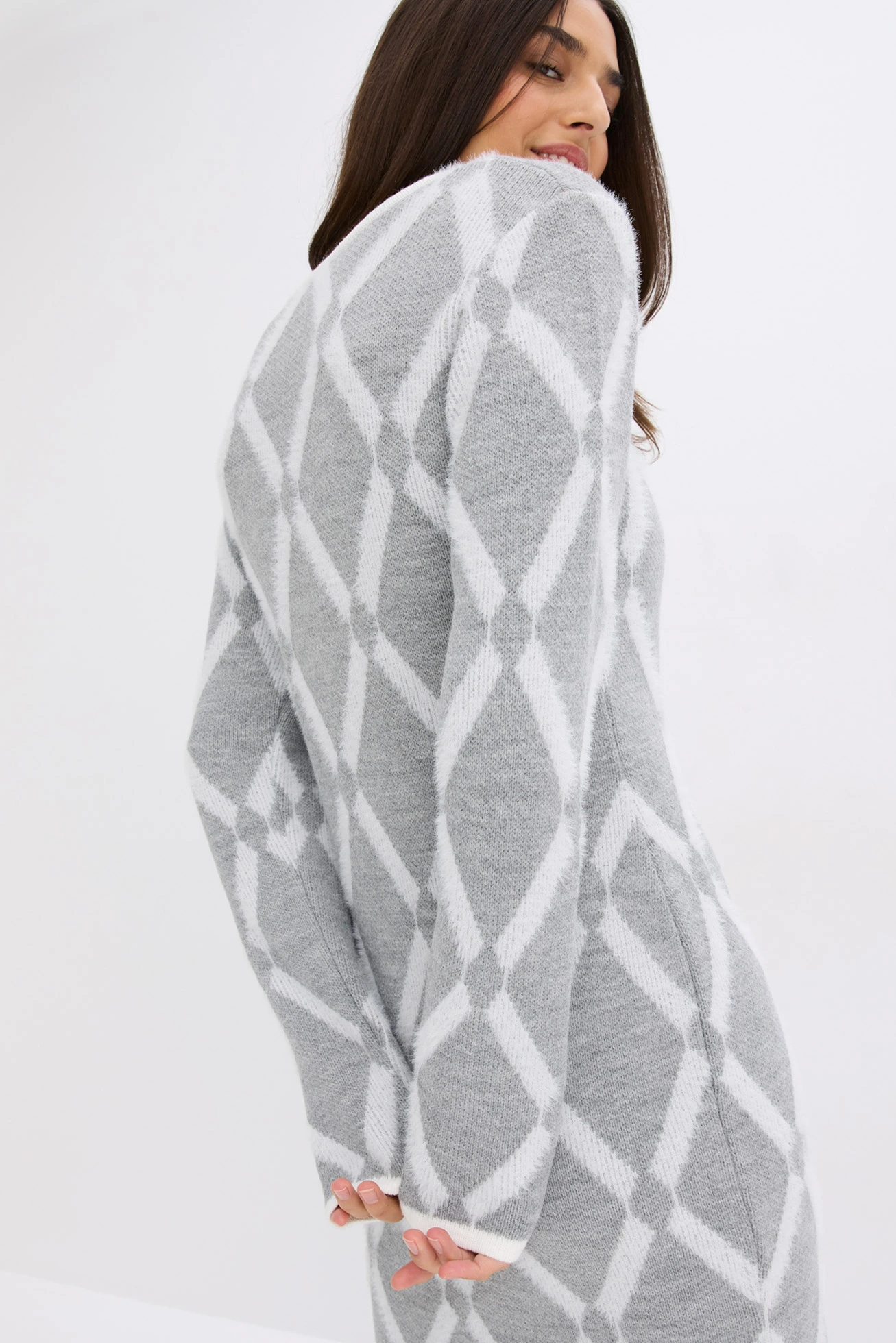 Robe en maille poilue avec motif en losange • gris clair chiné/écru graphique • Boutique bonprix