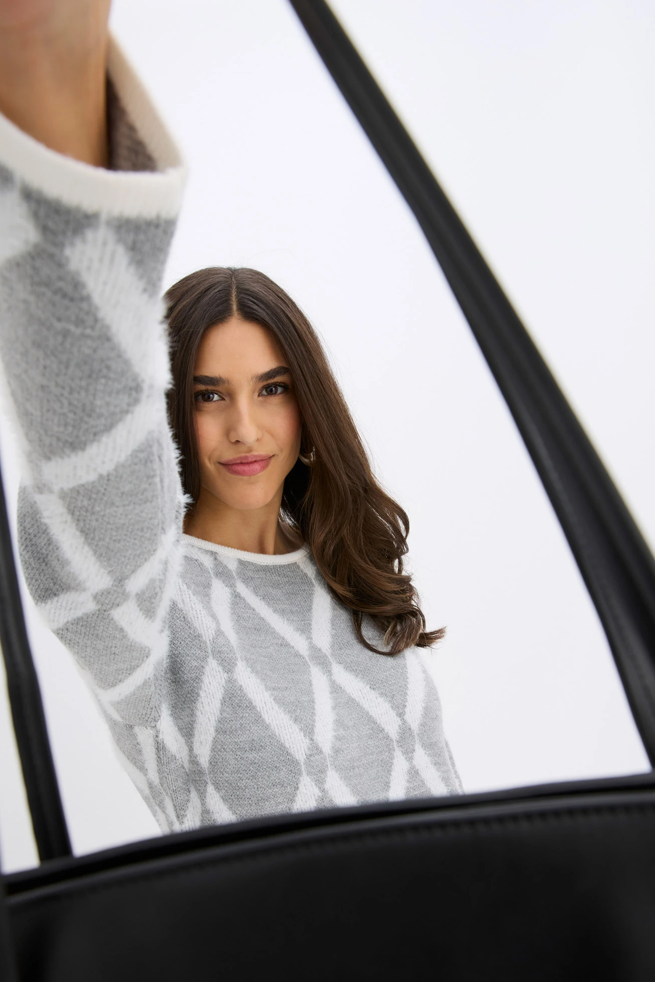 Pletené šaty s kosočtvercovým vzorem, z peříčkové příze • světle šedý melír-přírodní bílá s grafickým vzorem • bonprix obchod