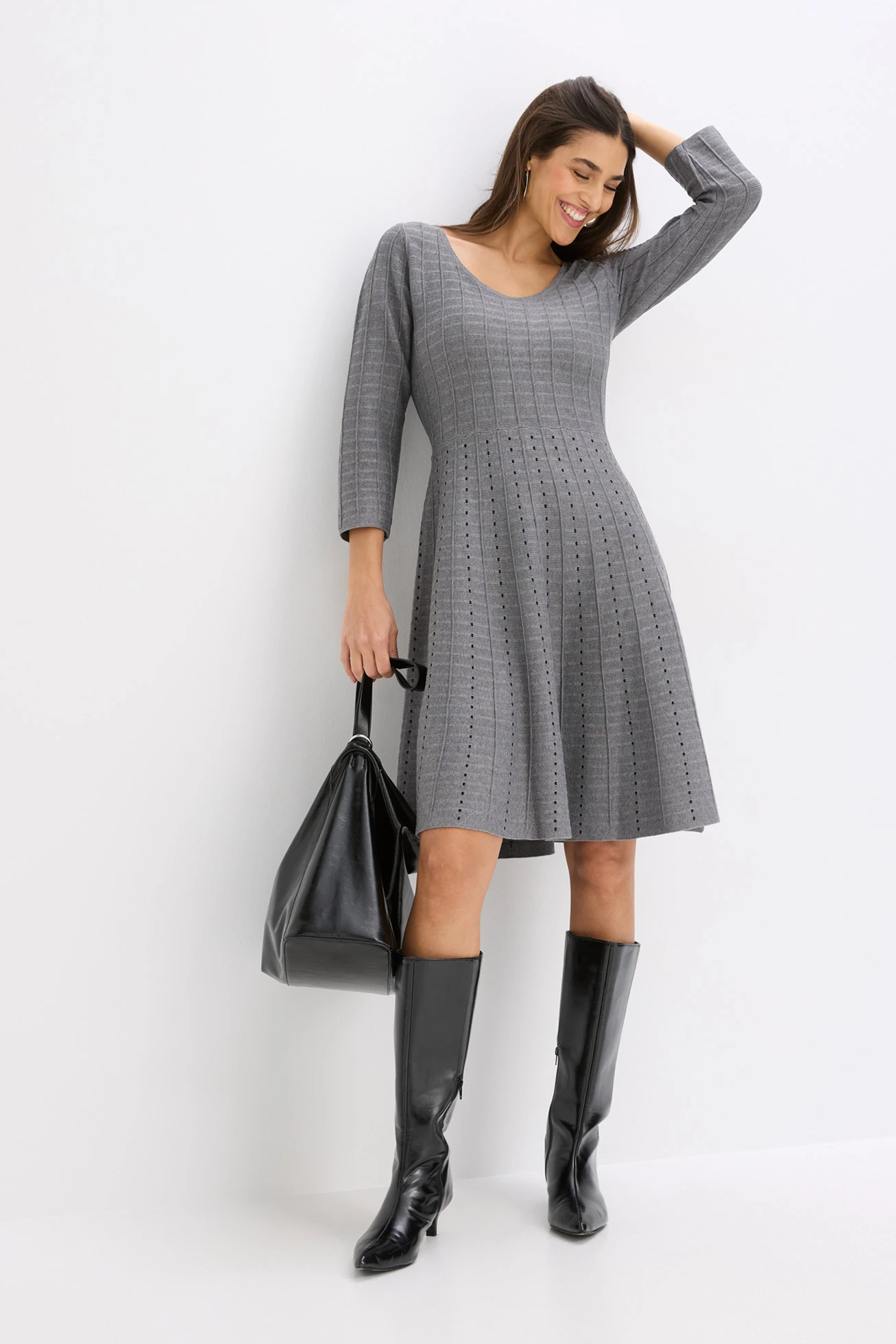 Robe pull fluide en viscose majoritaire • gris chiné-noir • Boutique bonprix