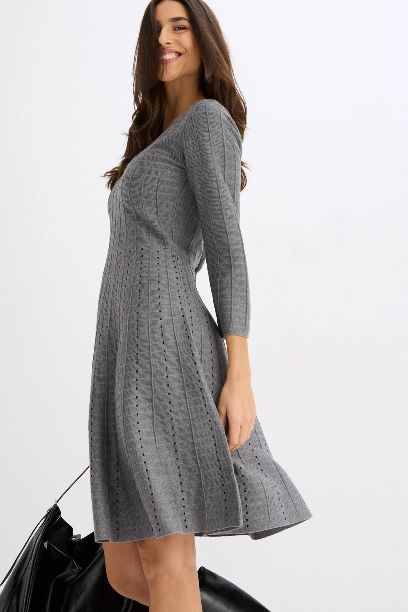 Robe douce en maille • gris chiné-noir • Boutique bonprix