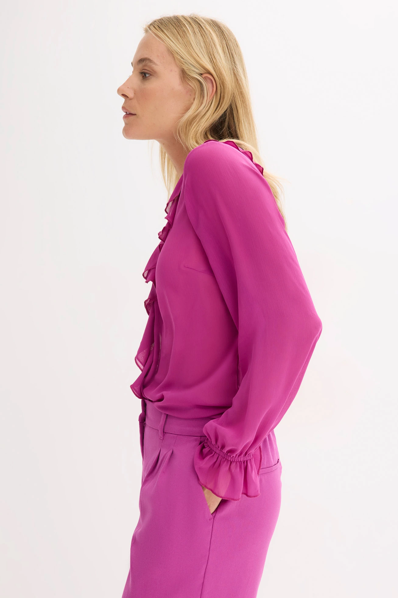 Chiffon blouse met volants • donkerfuchsia • bonprix online shop