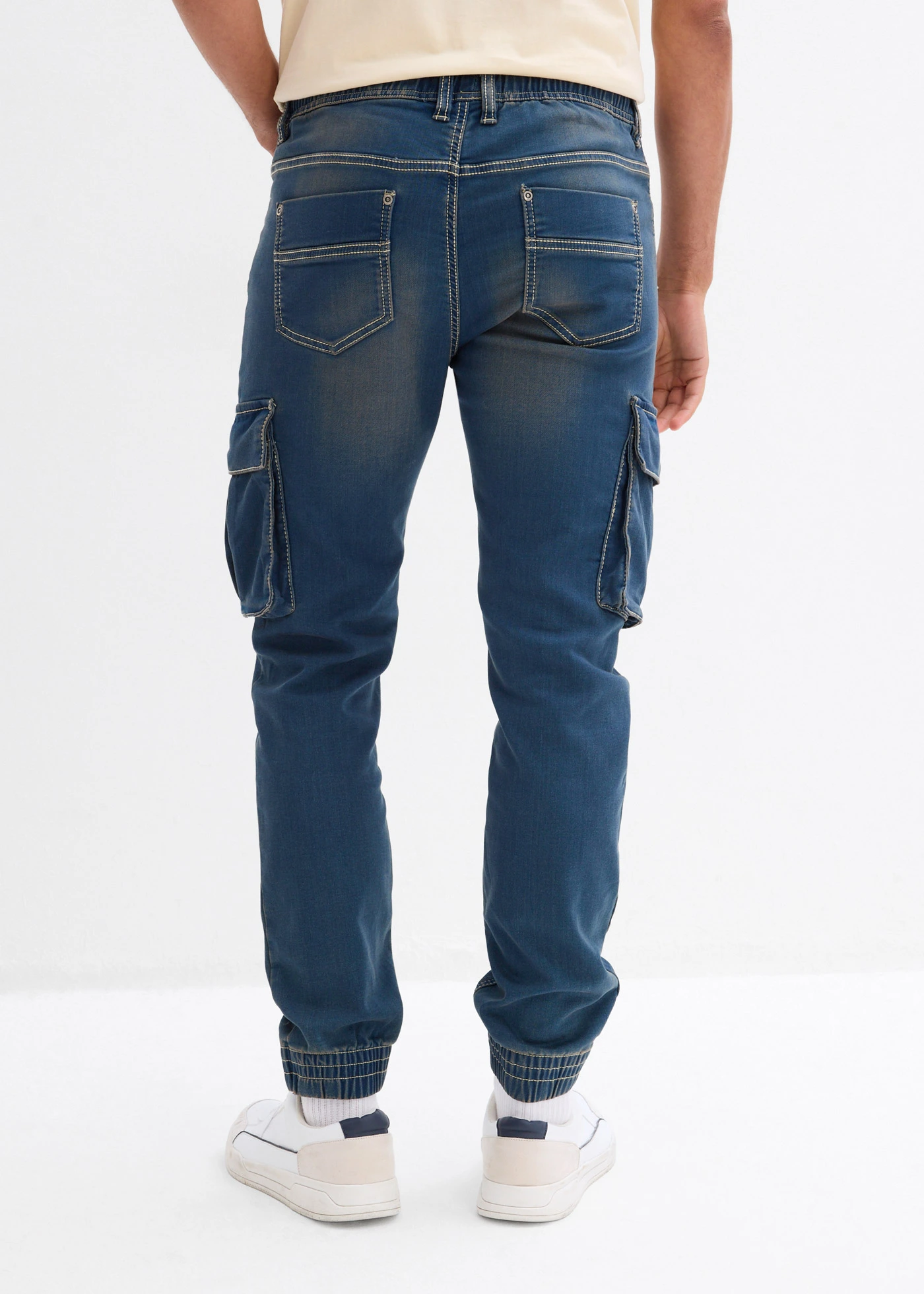 Jean jogger droit, slim, taille élastiquée et poches cargo • bleu denim/marron • Boutique bonprix