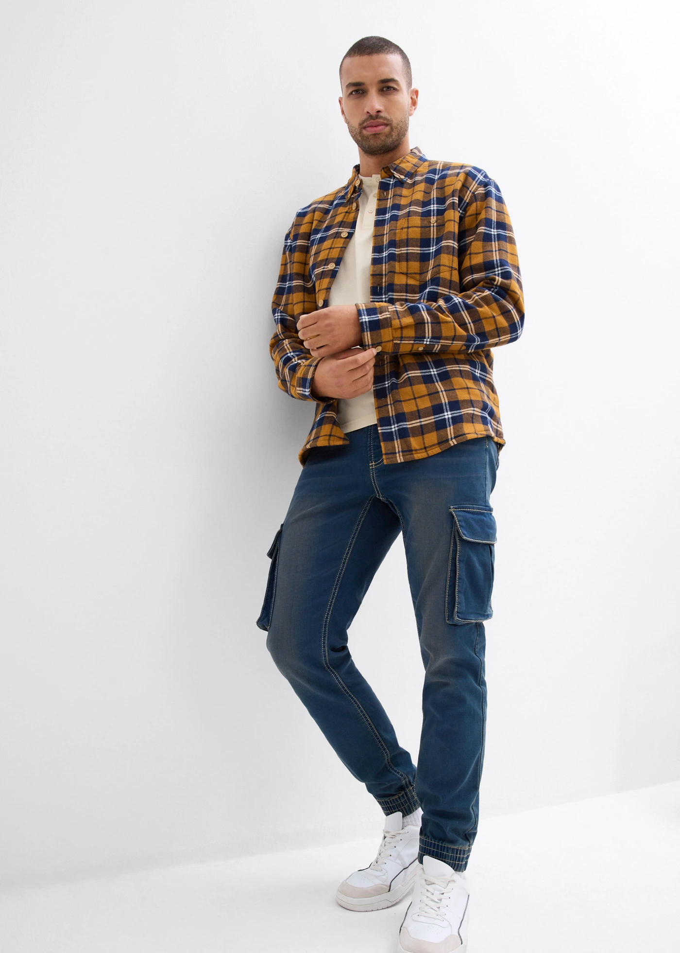 Jean jogger droit, slim, taille élastiquée et poches cargo • bleu denim/marron • Boutique bonprix
