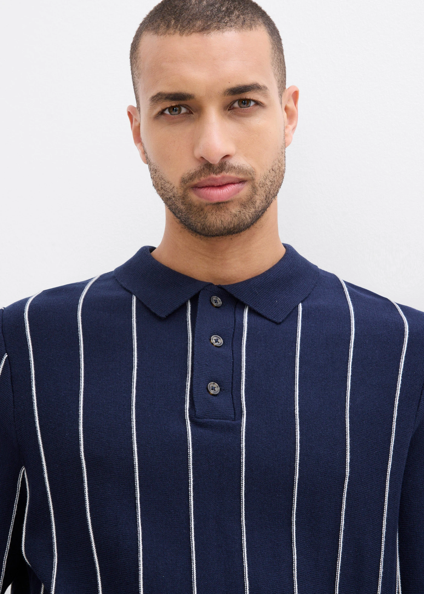 Fijngebreide trui, Regular Fit • donkerblauw-parelwit verticaal gestreept • bonprix online shop