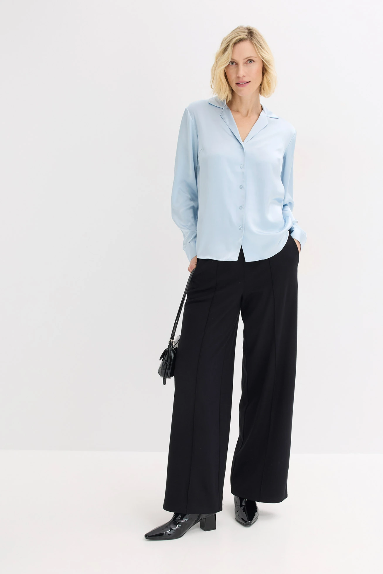 Blouse van prachtig satijn • poederblauw • bonprix online shop