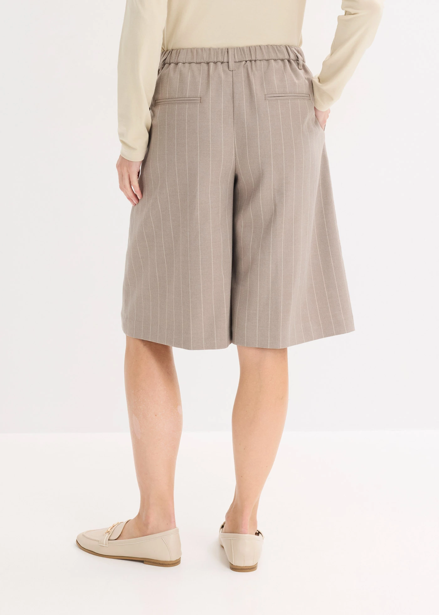 Bermuda à rayures tennis et pinces • taupe/blanc nacré rayé • Boutique bonprix