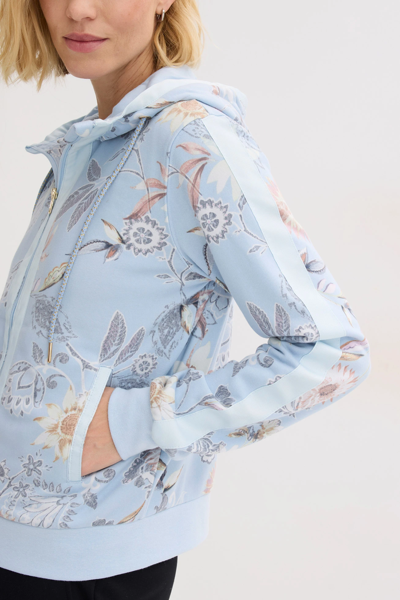 Bluza rozpinana z nadrukiem • niebieski pudrowy-jasny piaskowy w kwiaty • sklep bonprix