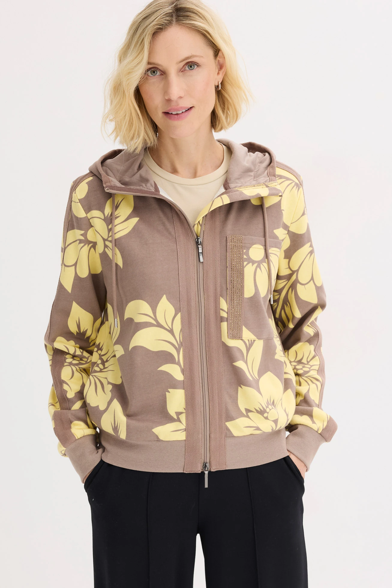 Gilet en molleton de coton mélangé • taupe/jaune clair floral • Boutique bonprix