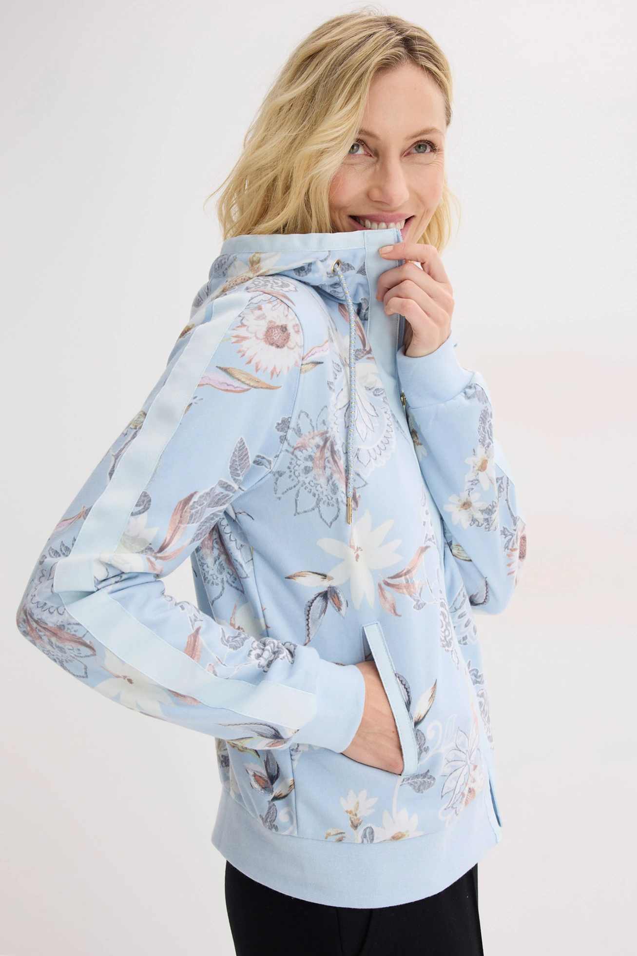 Bluza rozpinana z nadrukiem • niebieski pudrowy-jasny piaskowy w kwiaty • sklep bonprix