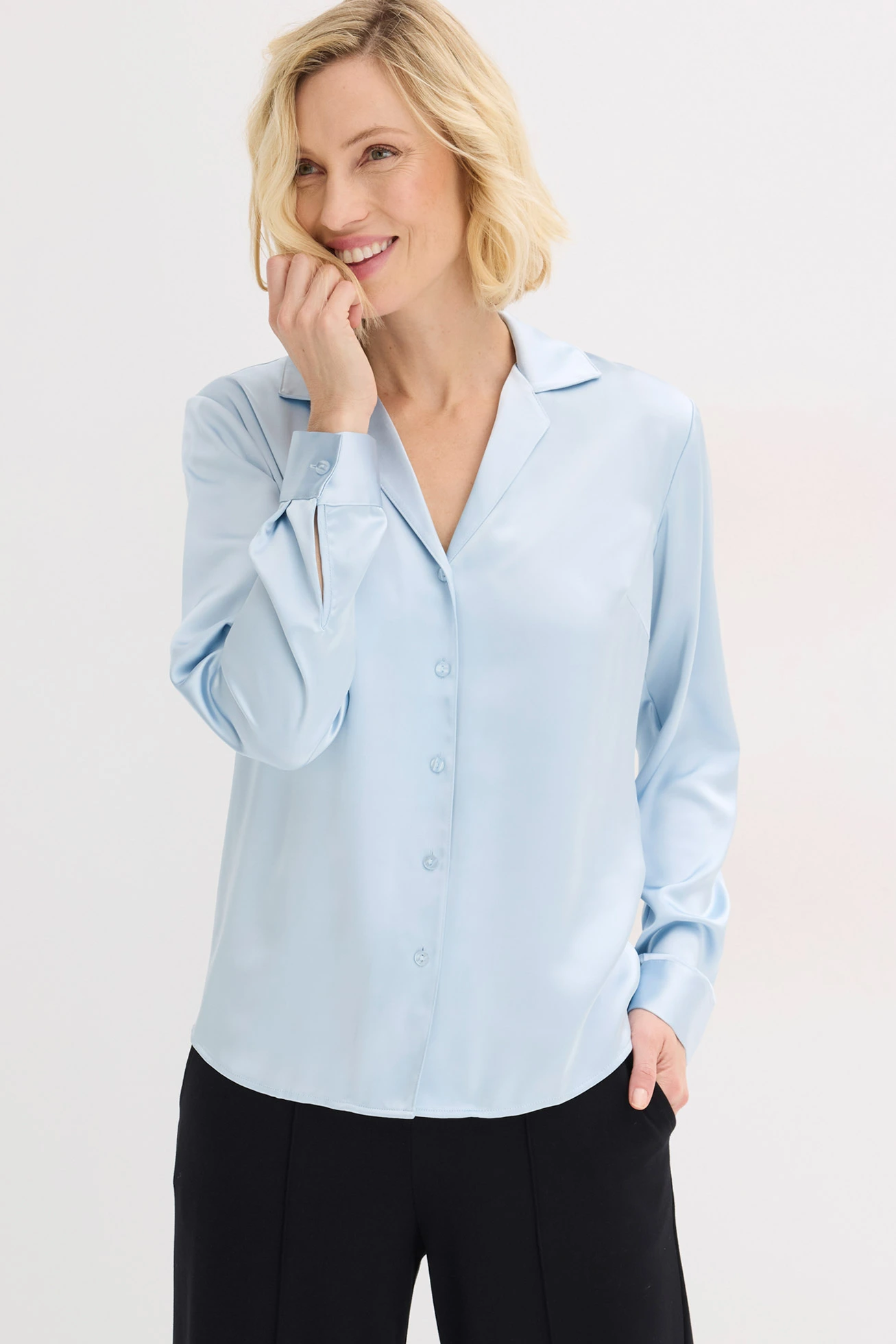 Bluză din satin fin • albastru pudrat • magazin bonprix