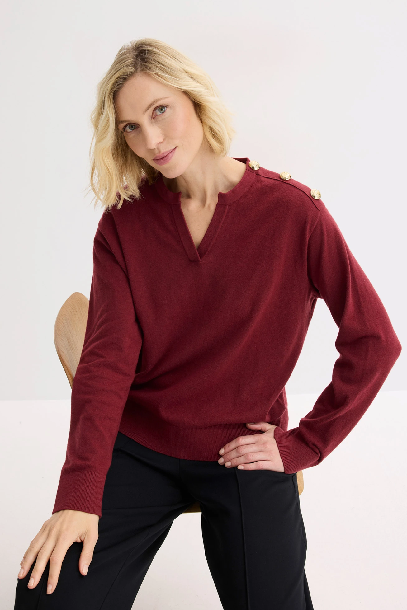 Pulover tricotat, cu detaliu cu nasturi • roşu rubiniu • magazin bonprix