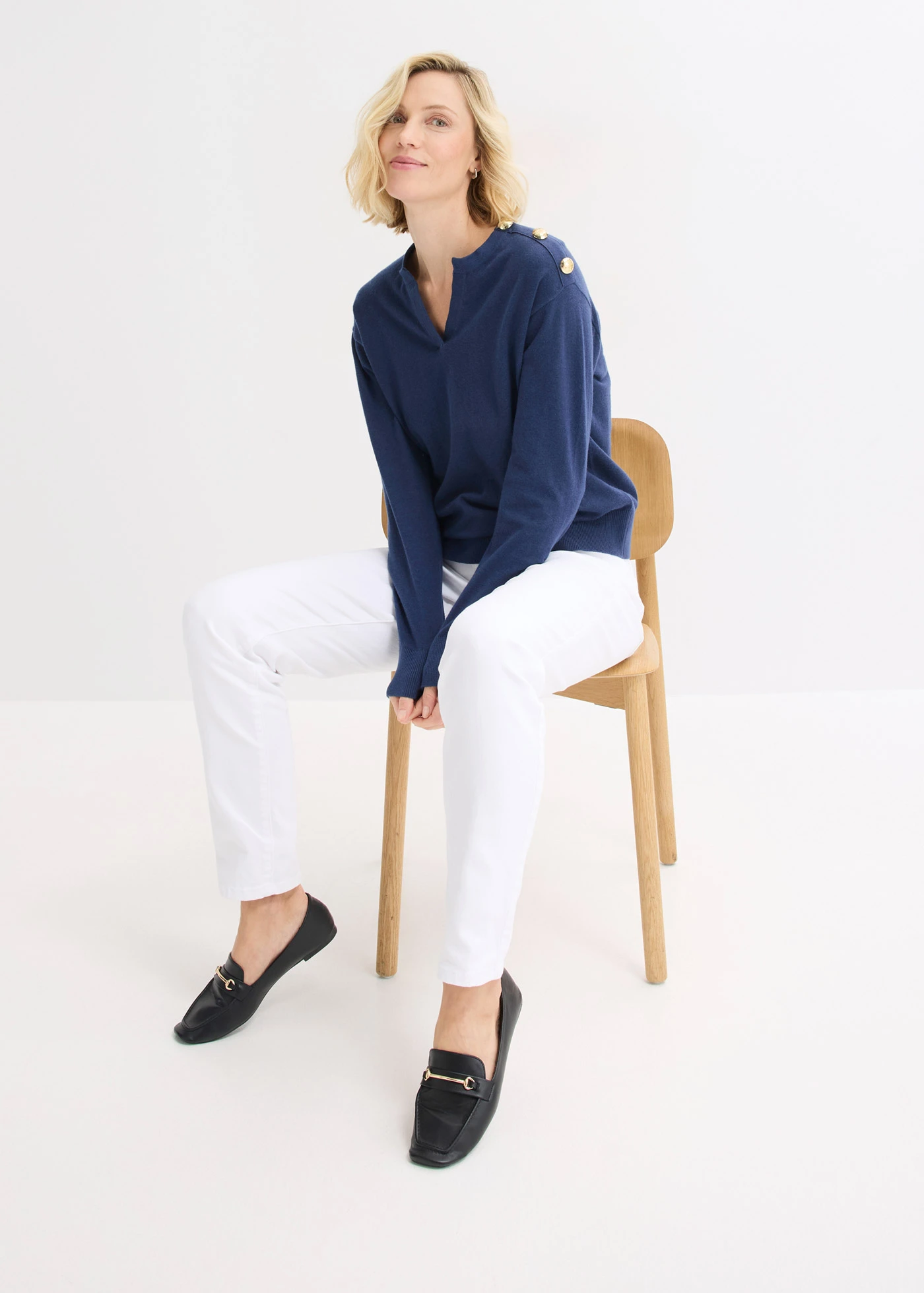 Pulover tricotat, cu detaliu cu nasturi • bleumarin • magazin bonprix