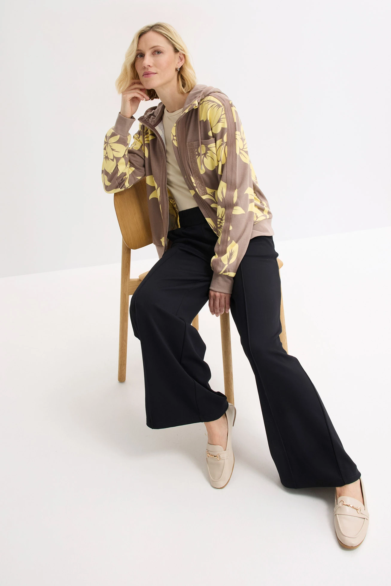 Szabadidőfelső pamuttal • szürkésbarna/világossárga virágmintás • bonprix áruház