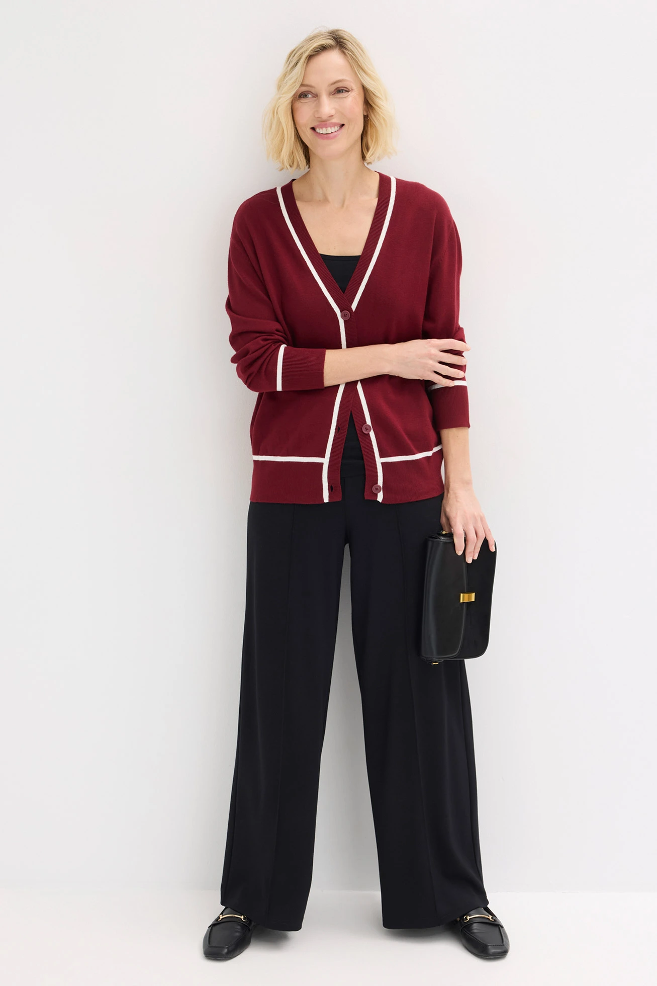 Cardigan cu model în V • roșu rubiniu/ecru • magazin bonprix