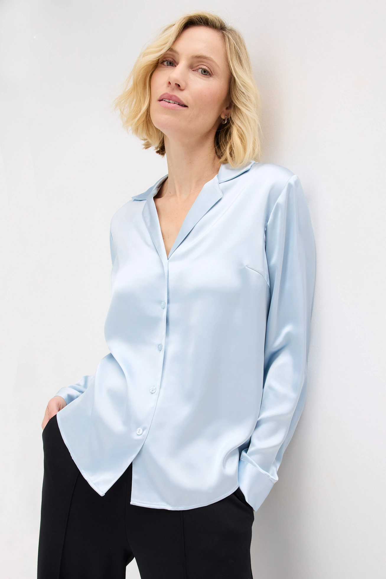 Chemisier en satin léger • bleu poudré • Boutique bonprix