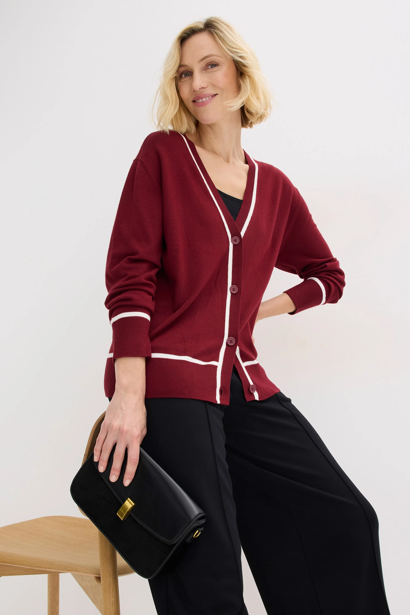 Cardigan cu model în V • roșu rubiniu/ecru • magazin bonprix