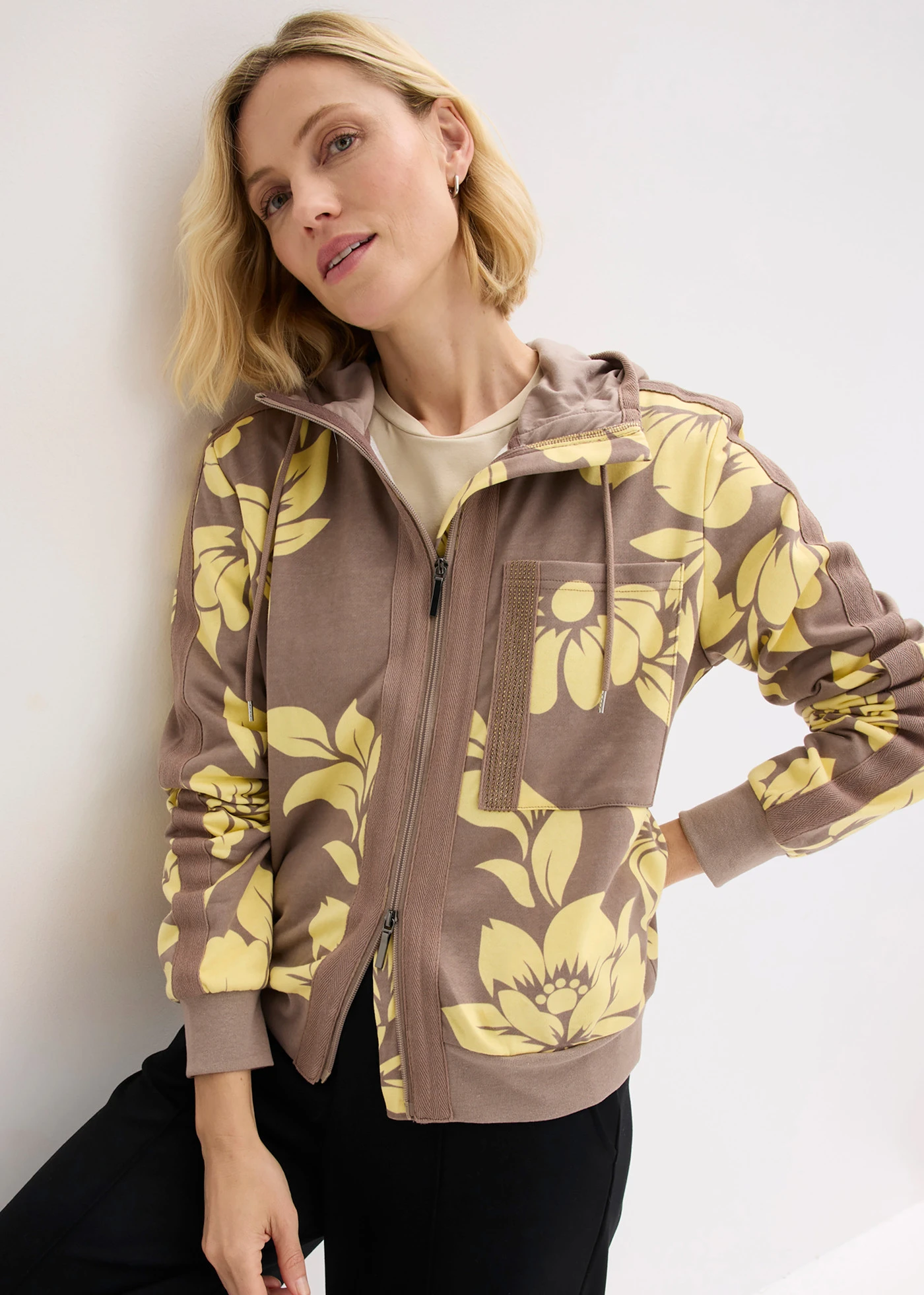 Bluza rozpinana z bawełną • szarobrązowo-jasnożółty w kwiaty • sklep bonprix