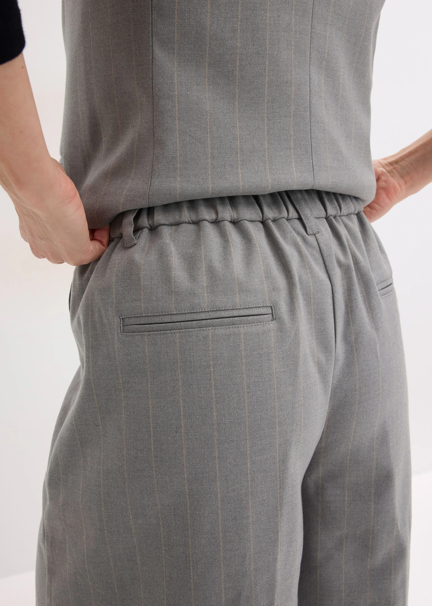 Bermuda met bandplooien, krijtstrepen patroon • grijs-beige gestreept • bonprix online shop