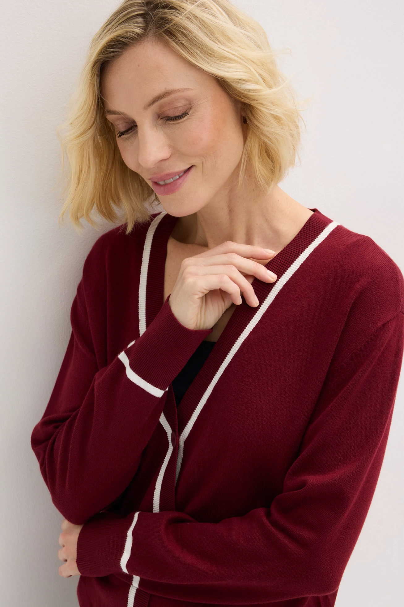 Cardigan cu model în V • roșu rubiniu/ecru • magazin bonprix