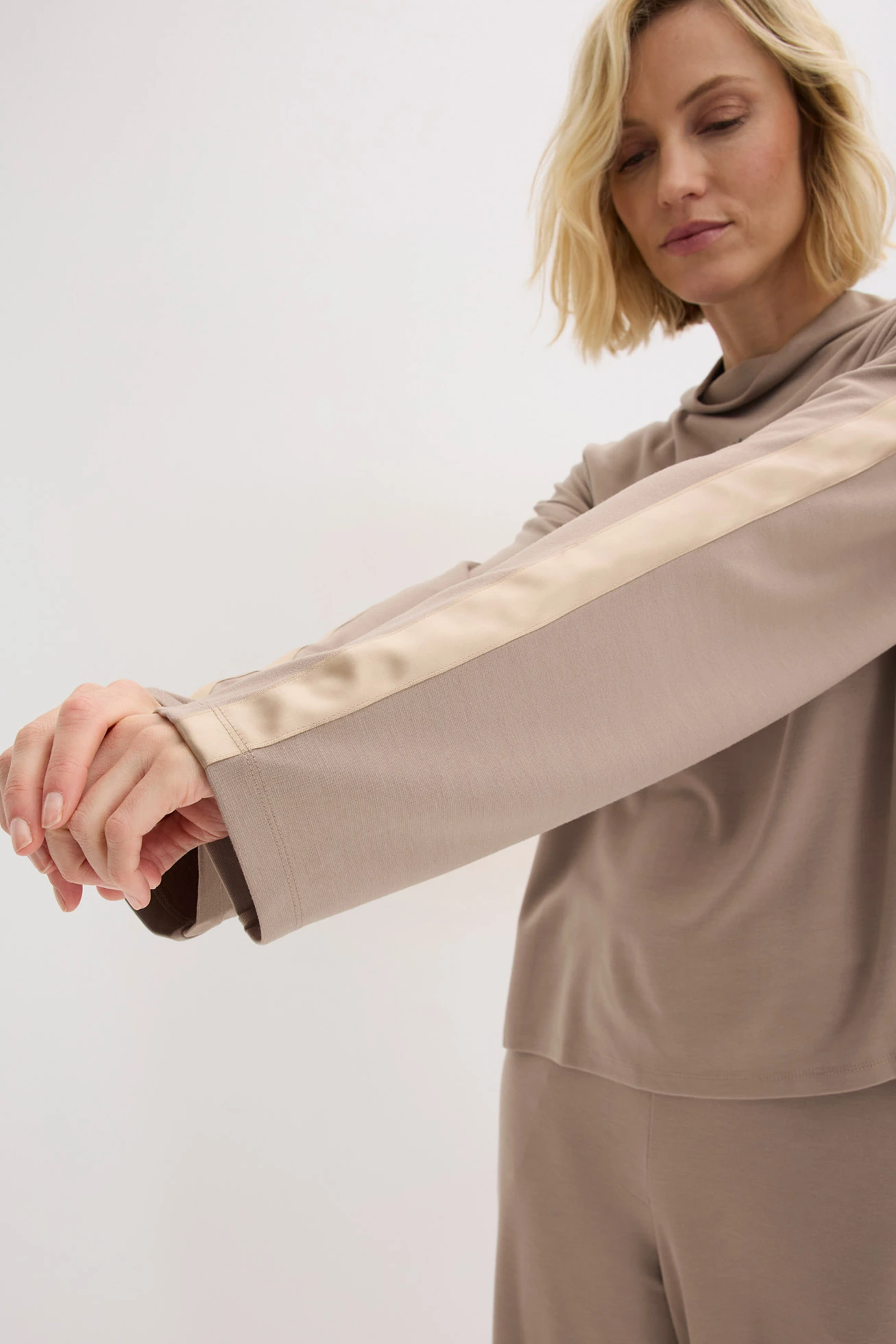 T-shirt confortable en Punto di Roma • taupe • Boutique bonprix