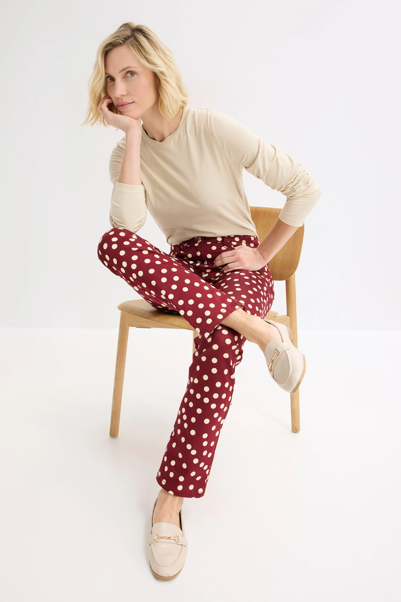 Pantalon extensible 5 poches • rouge rubis pois sable clair • Boutique bonprix