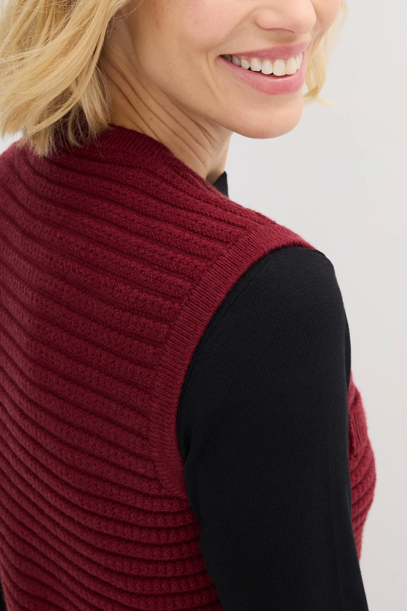 Mouwloos vest met viscose • robijnrood • bonprix online shop