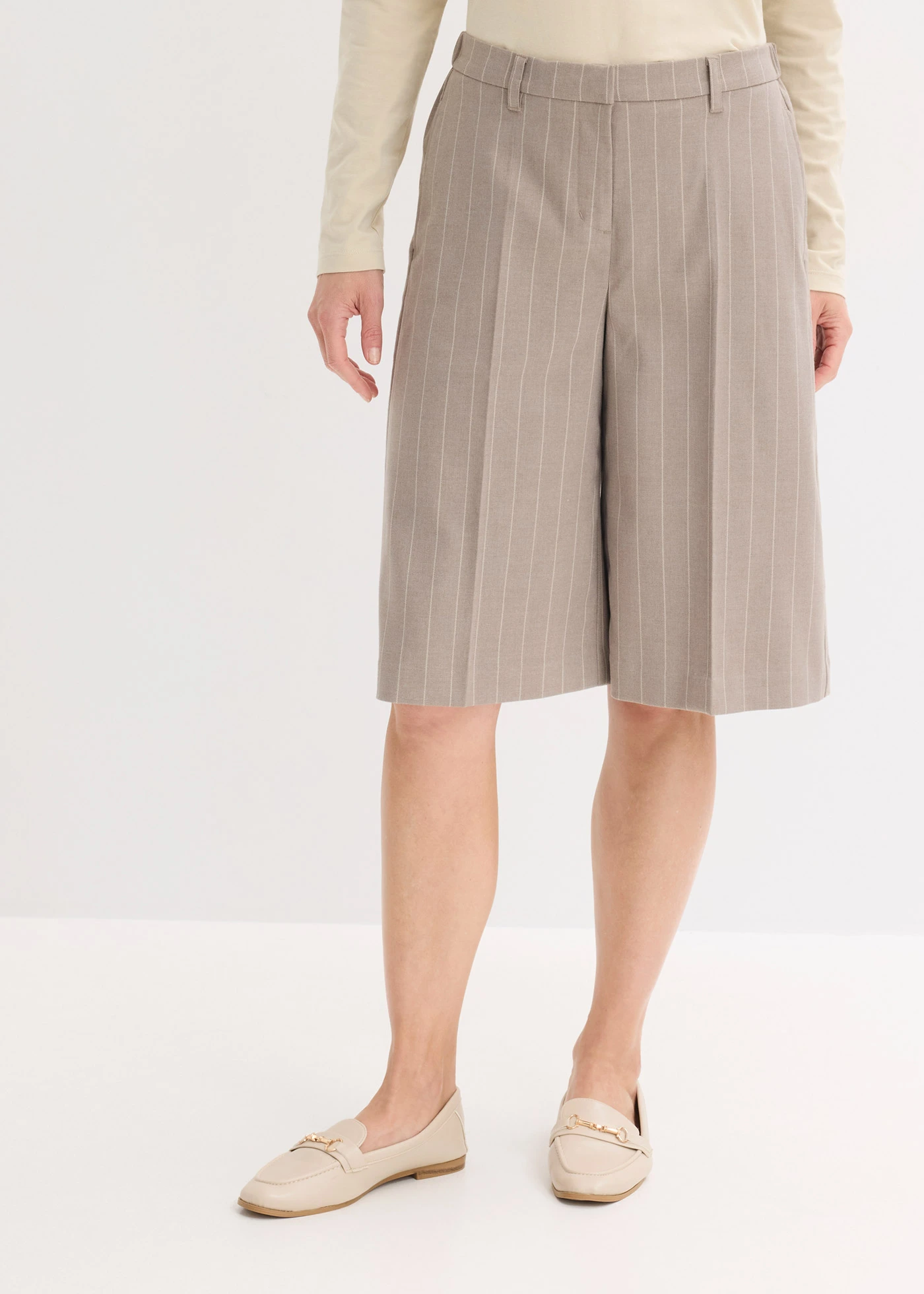 Bermuda met bandplooien, krijtstrepen patroon • taupe-parelwit gestreept • bonprix online shop