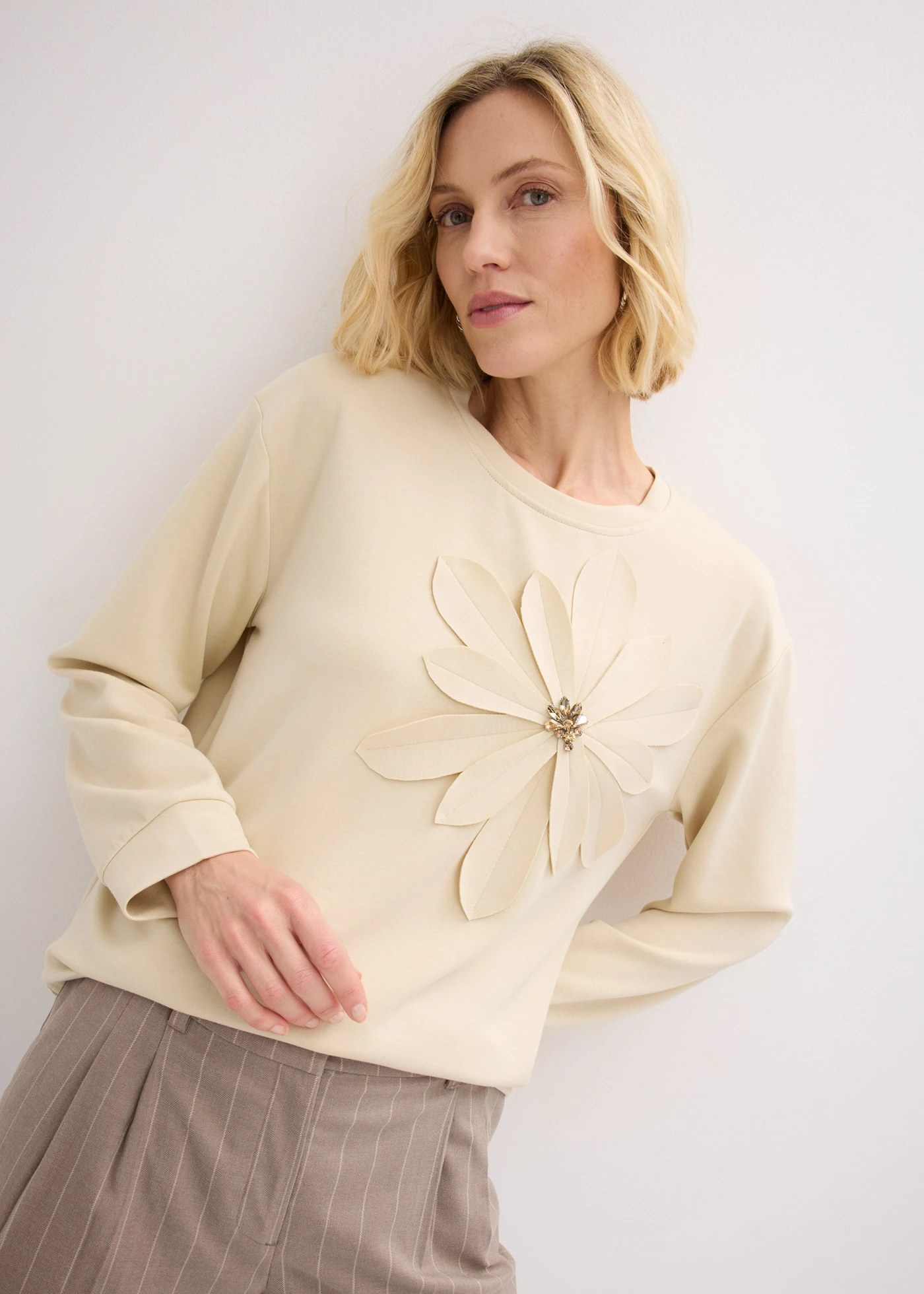 Sweat-shirt avec application • sable clair • Boutique bonprix