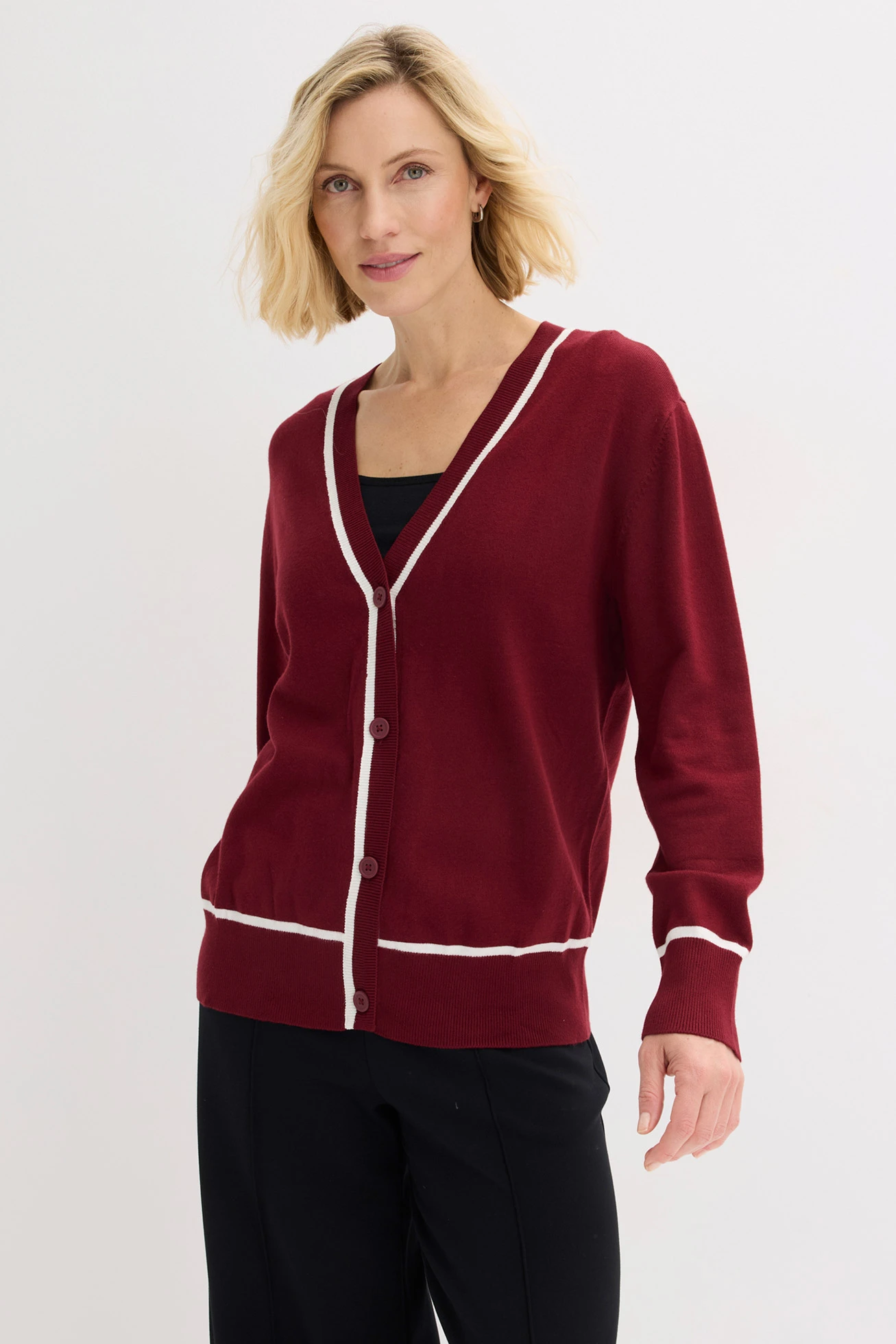 Cardigan cu model în V • roșu rubiniu/ecru • magazin bonprix